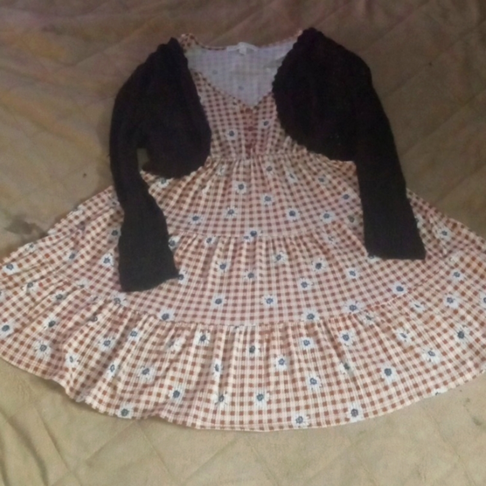 Cute daisy light brown dress with a v neck+crochet dark brown sweater